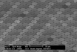 Rasterelektronenmikroskopisches Bild eines sogenannten Beugungsgitter-Rasters (diffraction grating array) auf der Oberfläche der Rückseitenbeleuchtung (Bild: HP Labs)